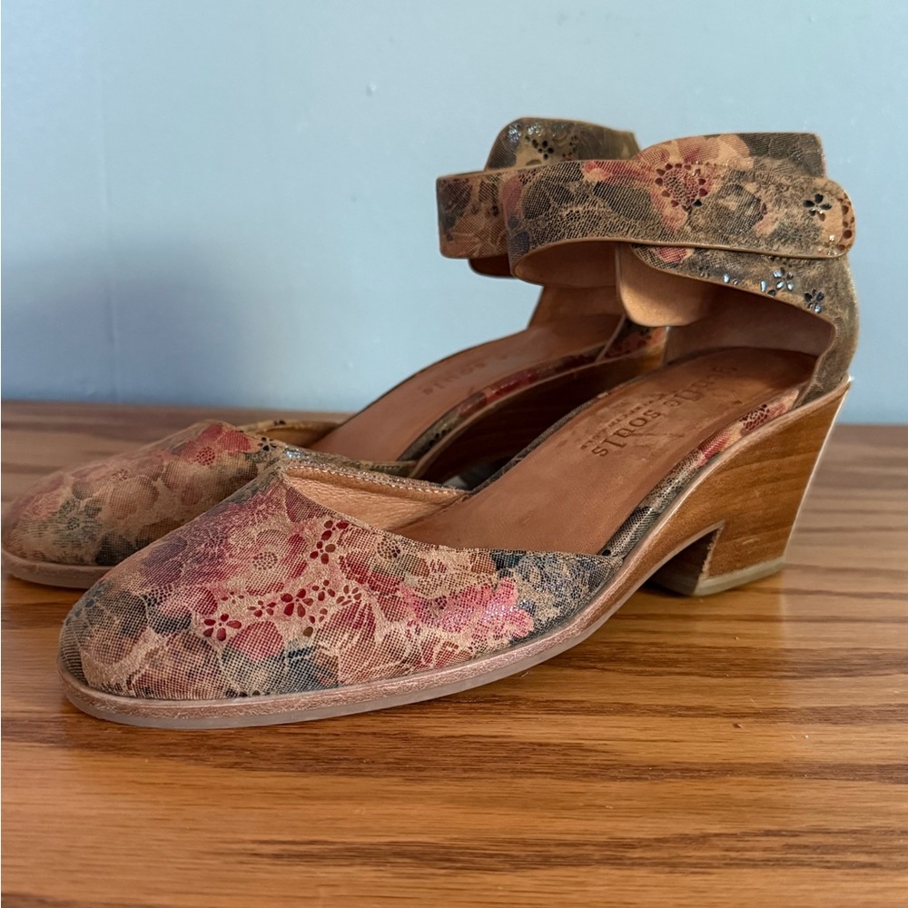 Gentle Souls by Kenneth Cole Floral Blaise Wedge Pump - Picture 9 of 10